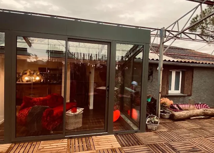 Holiday home Avec Duo Et Piscine Semussac